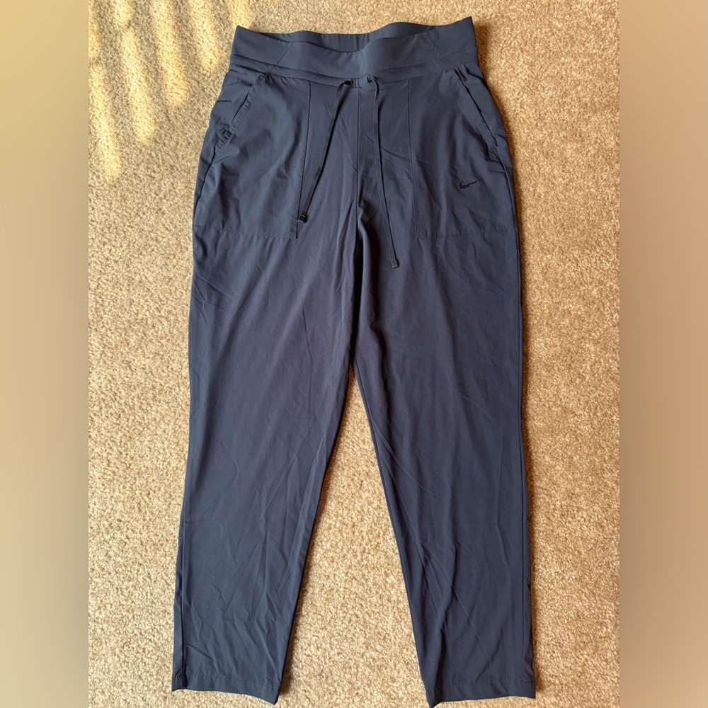 Nike- Bliss Luxe Women's 7/8 Training Pants
BLACK